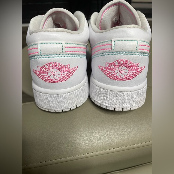 AIR JORDAN 1 LOW AURORA GREEN PINK GS - Girls youth- 4Y = 5.5 women - Picture 7 of 12